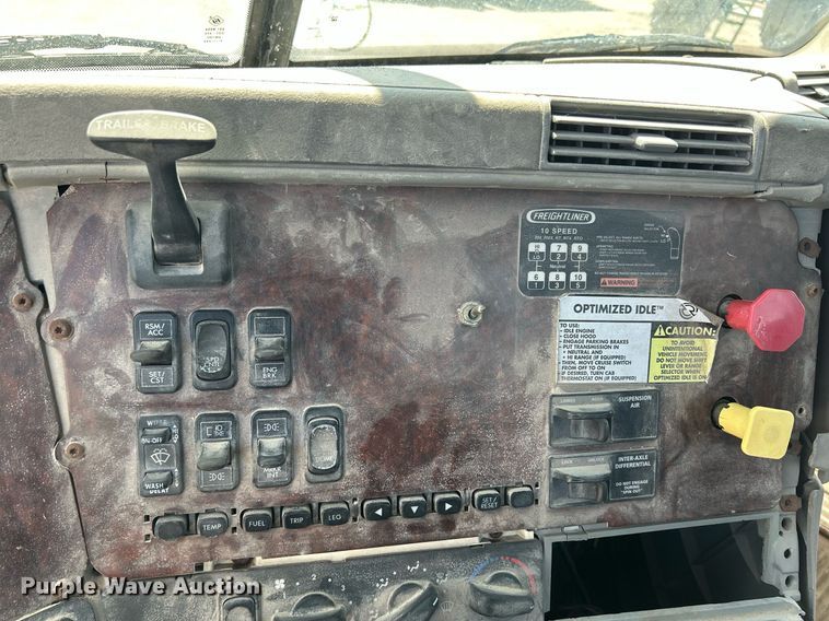 image for item DR4699 2003 Freightliner Century Class  semi truck