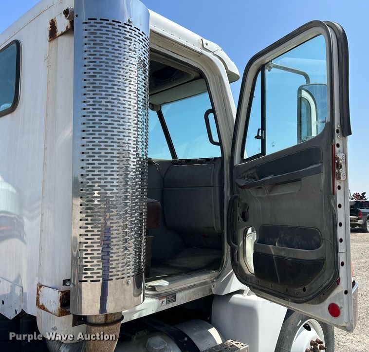 image for item DR4699 2003 Freightliner Century Class  semi truck