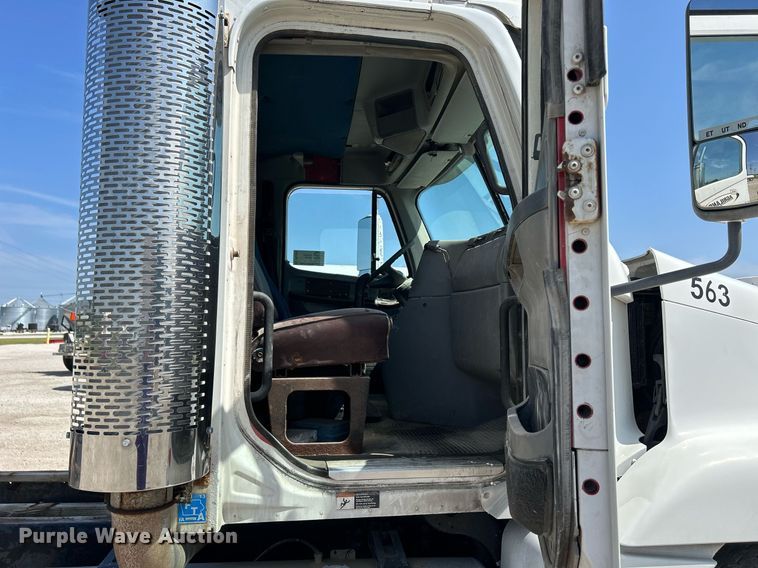 image for item DR4699 2003 Freightliner Century Class  semi truck