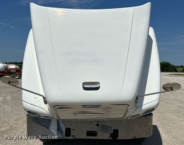 image for item DR4699 2003 Freightliner Century Class  semi truck