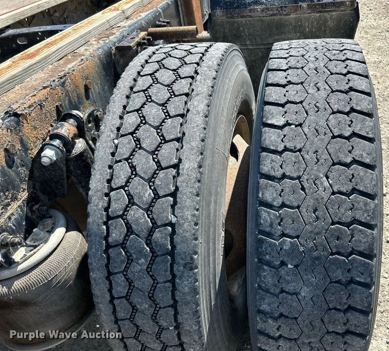 image for item DR4699 2003 Freightliner Century Class  semi truck