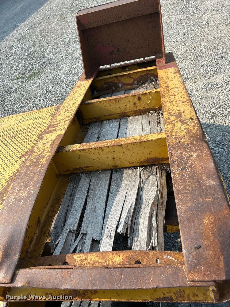 image for item DR4728 2000 Eager Beaver 25GLB  lowboy equipment trailer