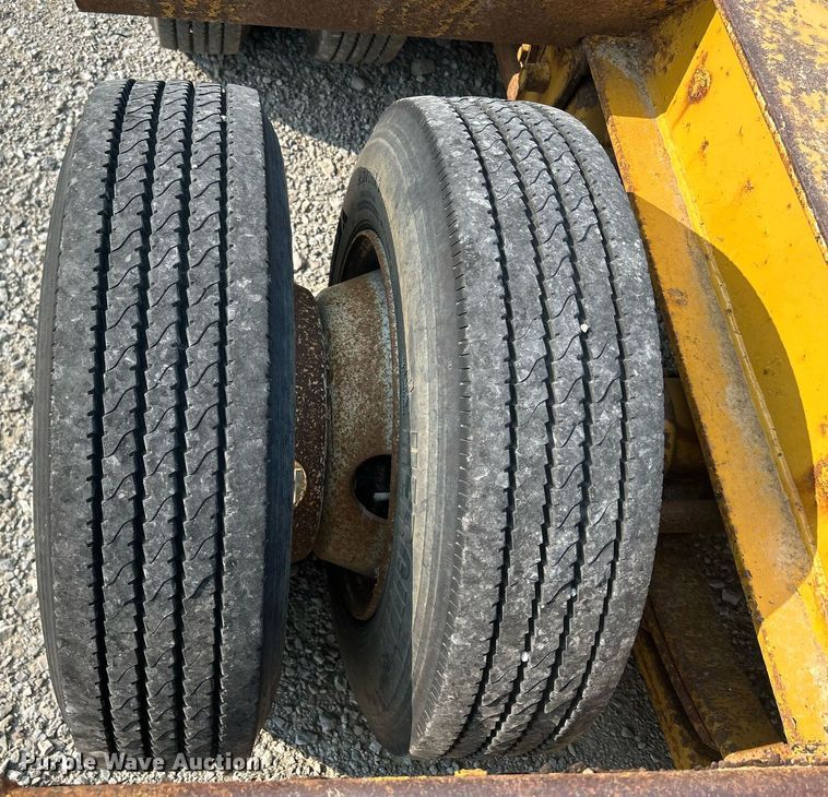 image for item DR4728 2000 Eager Beaver 25GLB  lowboy equipment trailer