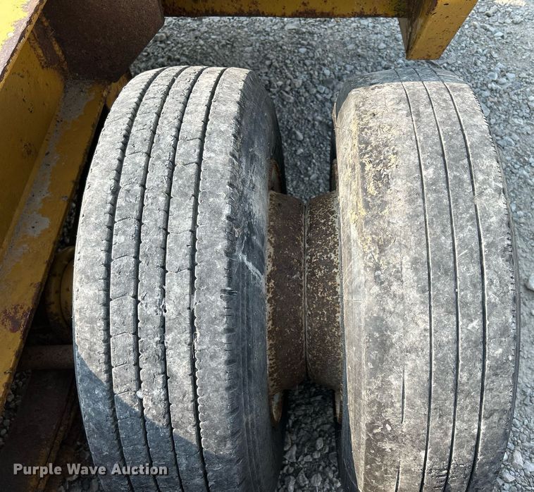 image for item DR4728 2000 Eager Beaver 25GLB  lowboy equipment trailer