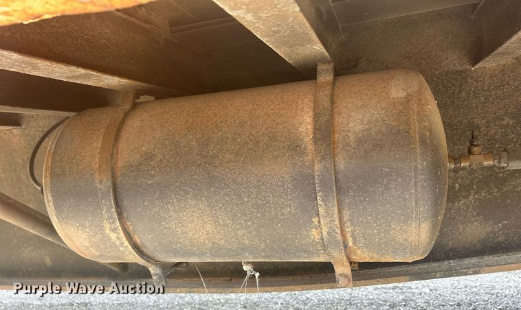 image for item DR4742 1995 NuVan  side curtain trailer