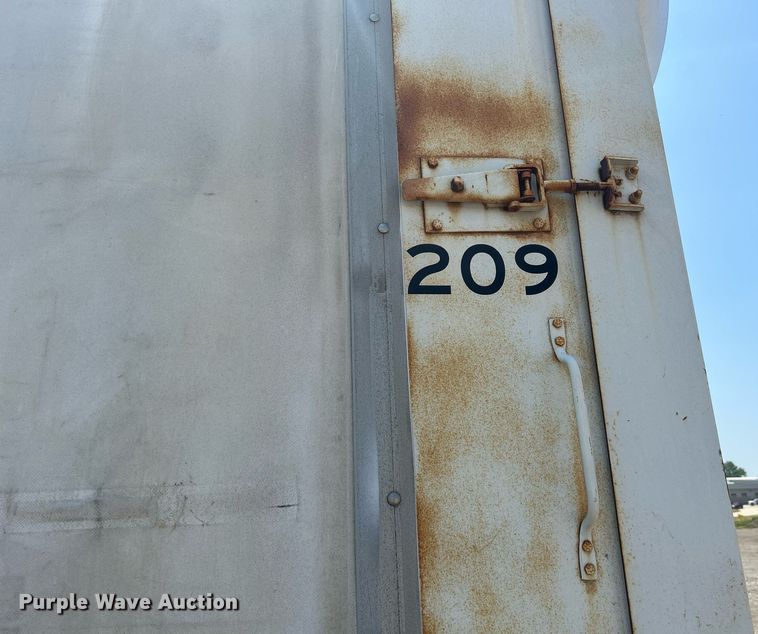 image for item DR4742 1995 NuVan  side curtain trailer