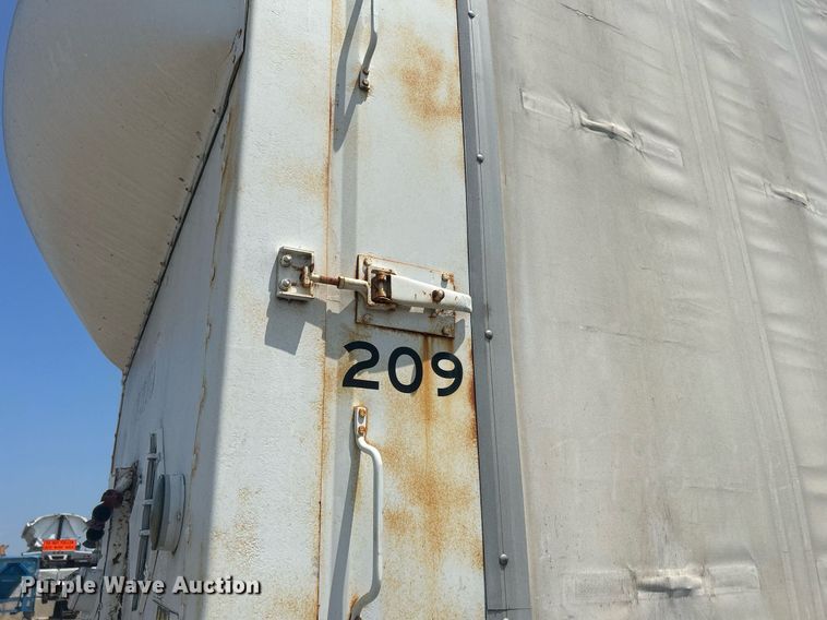 image for item DR4742 1995 NuVan  side curtain trailer