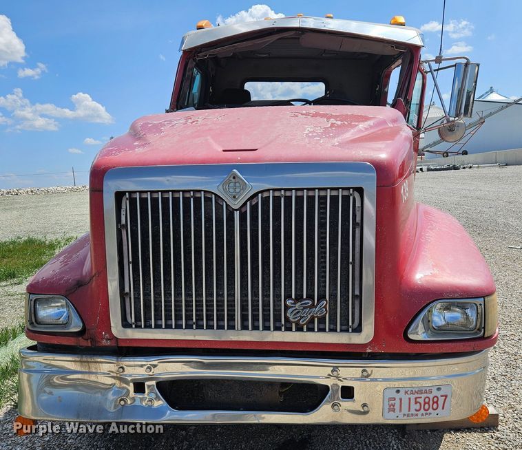 image for item DS6471 1998 International 9400 semi truck