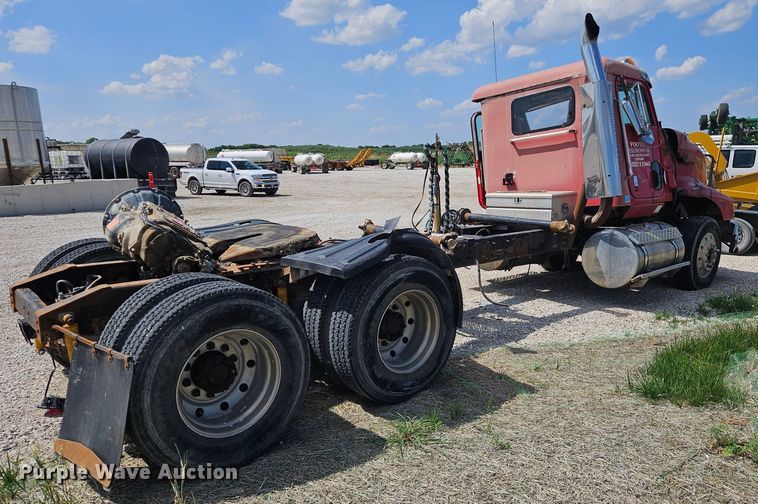 image for item DS6471 1998 International 9400 semi truck