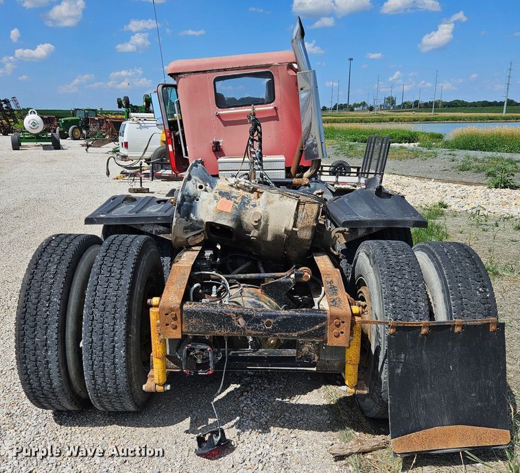 image for item DS6471 1998 International 9400 semi truck