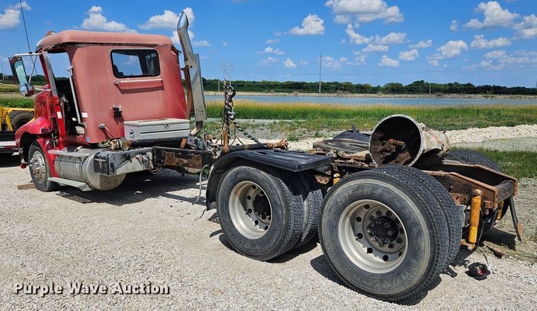 image for item DS6471 1998 International 9400 semi truck