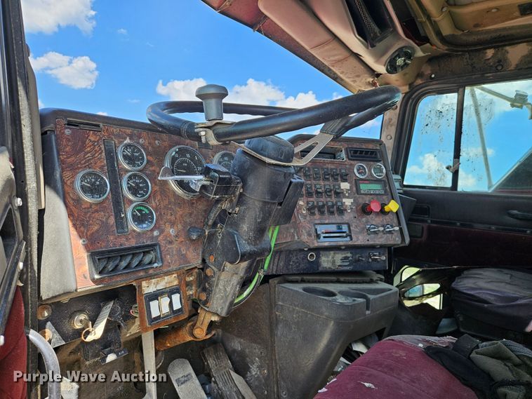 image for item DS6471 1998 International 9400 semi truck