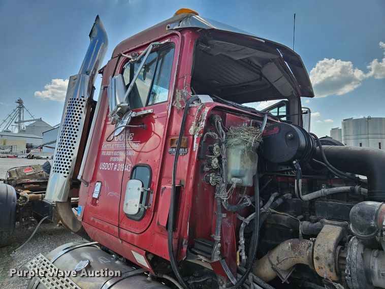 image for item DS6471 1998 International 9400 semi truck