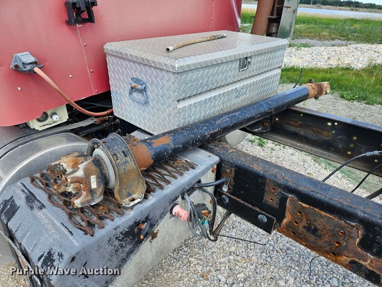 image for item DS6471 1998 International 9400 semi truck