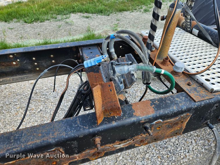 image for item DS6471 1998 International 9400 semi truck