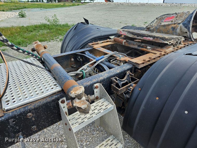 image for item DS6471 1998 International 9400 semi truck