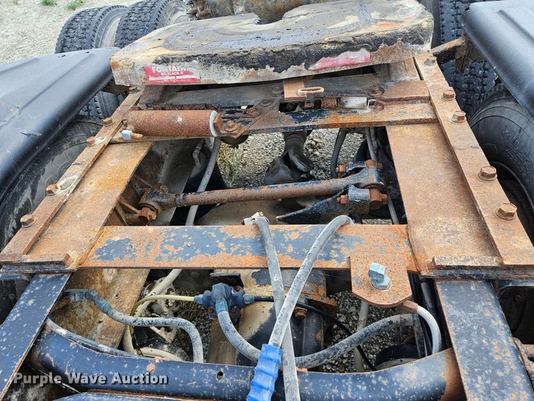 image for item DS6471 1998 International 9400 semi truck