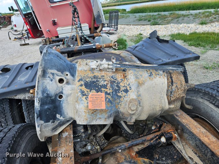 image for item DS6471 1998 International 9400 semi truck