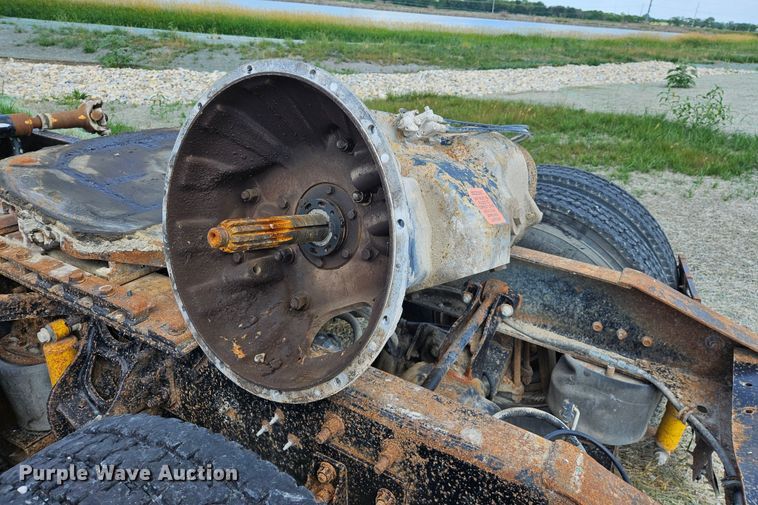 image for item DS6471 1998 International 9400 semi truck