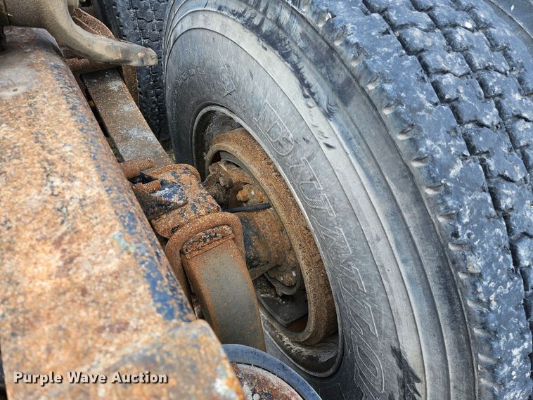 image for item DS6471 1998 International 9400 semi truck