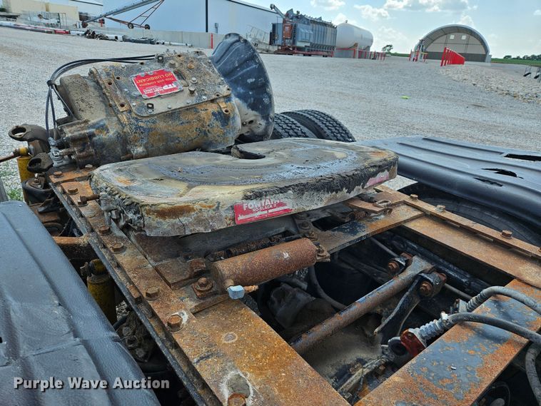 image for item DS6471 1998 International 9400 semi truck