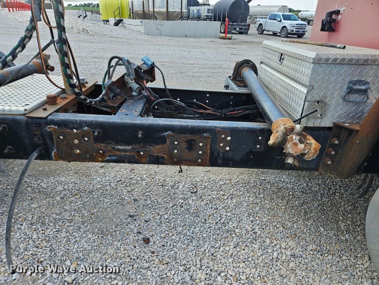 image for item DS6471 1998 International 9400 semi truck