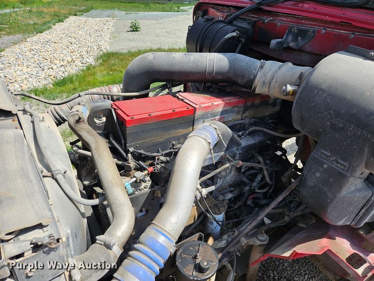 image for item DS6471 1998 International 9400 semi truck