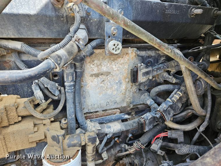 image for item DS6471 1998 International 9400 semi truck