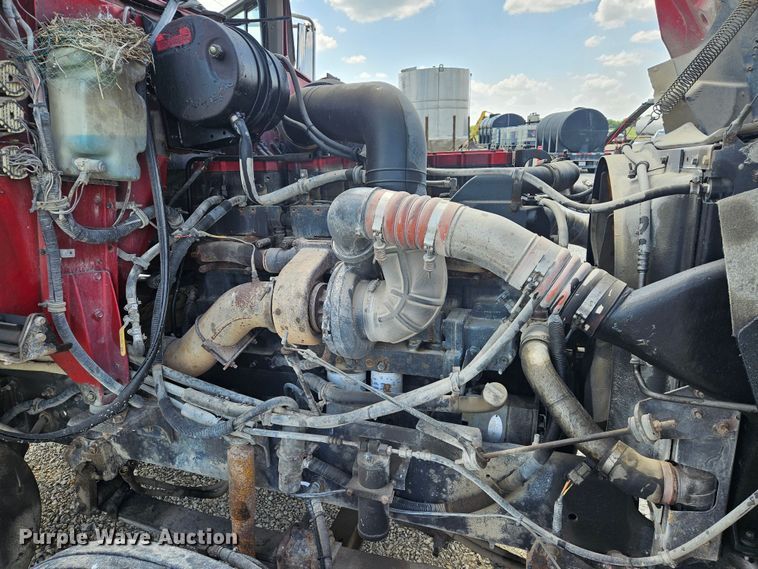 image for item DS6471 1998 International 9400 semi truck