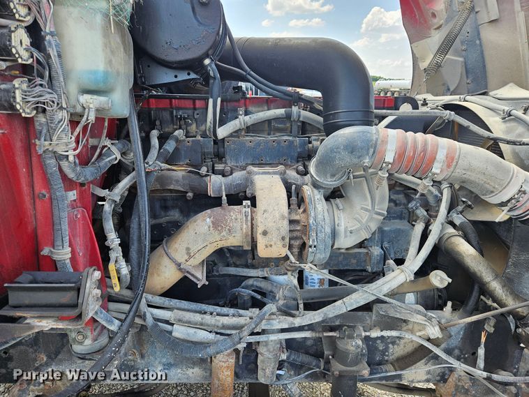 image for item DS6471 1998 International 9400 semi truck