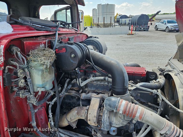 image for item DS6471 1998 International 9400 semi truck