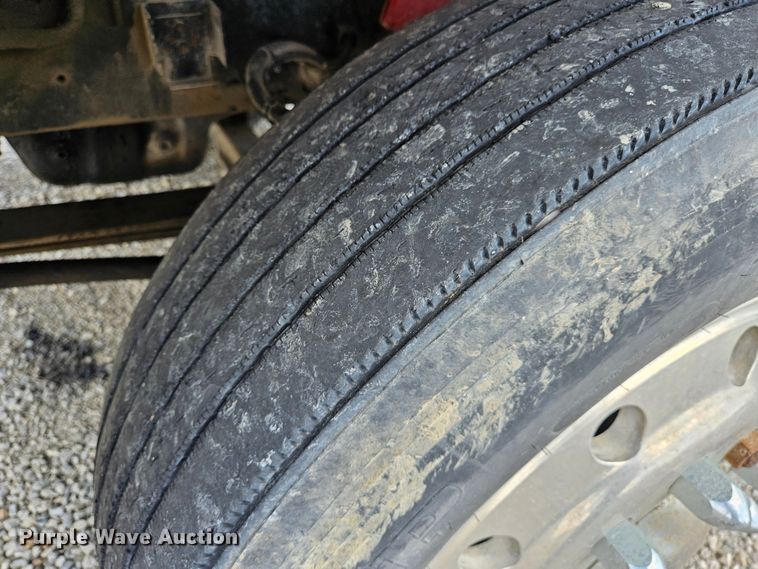 image for item DS6471 1998 International 9400 semi truck