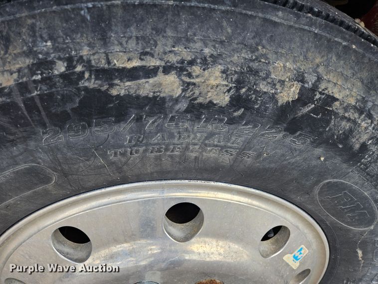 image for item DS6471 1998 International 9400 semi truck