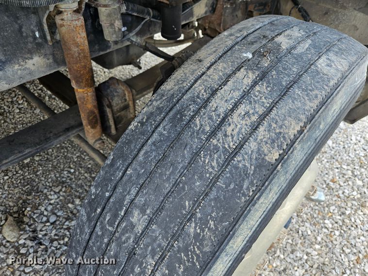 image for item DS6471 1998 International 9400 semi truck