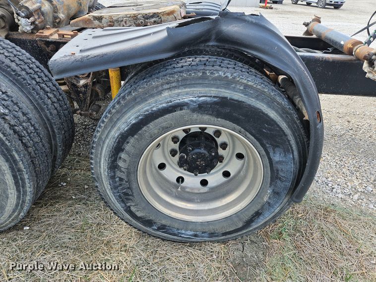 image for item DS6471 1998 International 9400 semi truck