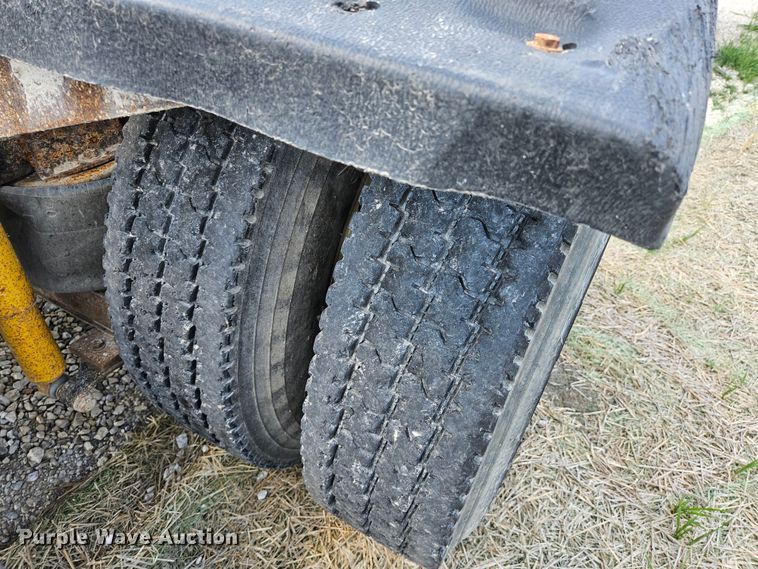 image for item DS6471 1998 International 9400 semi truck