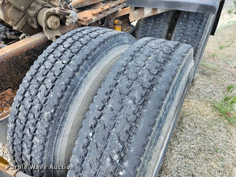 image for item DS6471 1998 International 9400 semi truck