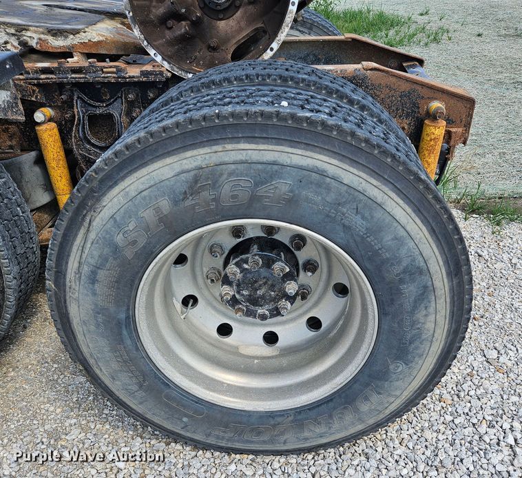 image for item DS6471 1998 International 9400 semi truck