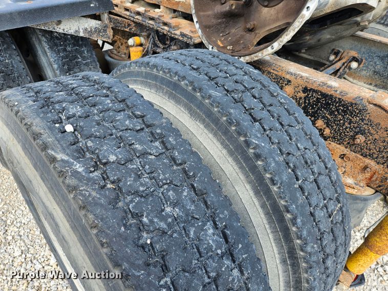 image for item DS6471 1998 International 9400 semi truck