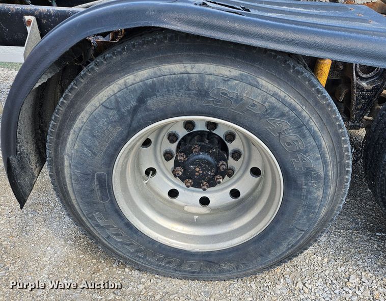 image for item DS6471 1998 International 9400 semi truck