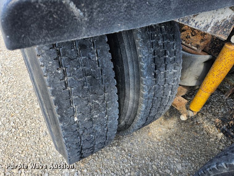 image for item DS6471 1998 International 9400 semi truck