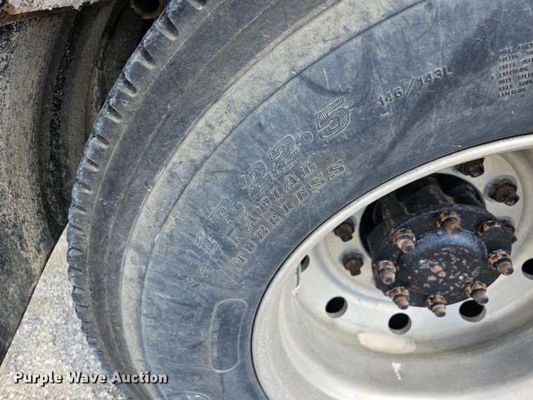 image for item DS6471 1998 International 9400 semi truck