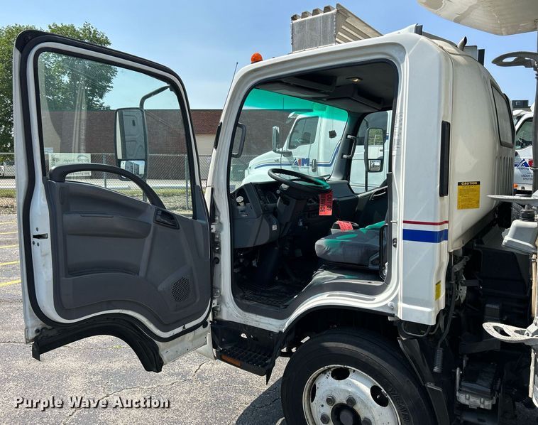 image for item DS8995 2016 Isuzu NRR  refrigerated truck