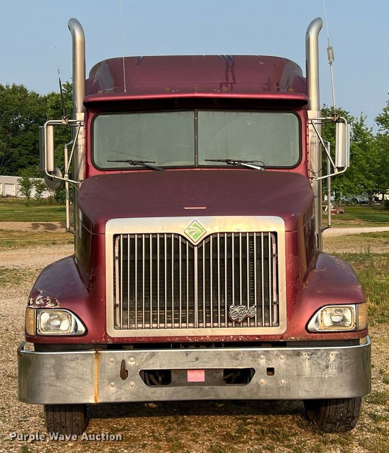 image for item II9150 1999 International 9400  semi truck