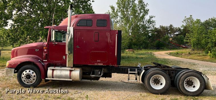 image for item II9150 1999 International 9400  semi truck