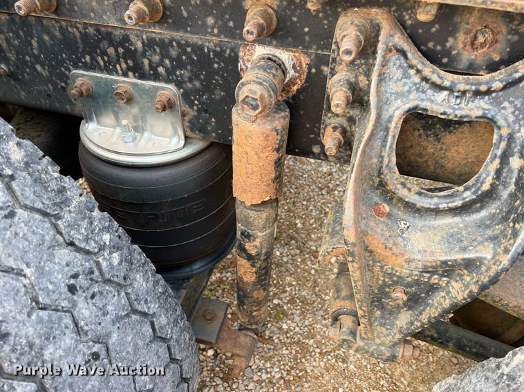 image for item II9150 1999 International 9400  semi truck