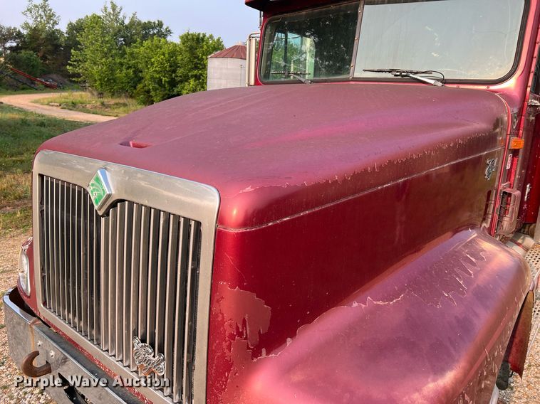 image for item II9150 1999 International 9400  semi truck