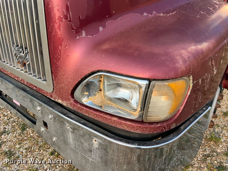 image for item II9150 1999 International 9400  semi truck