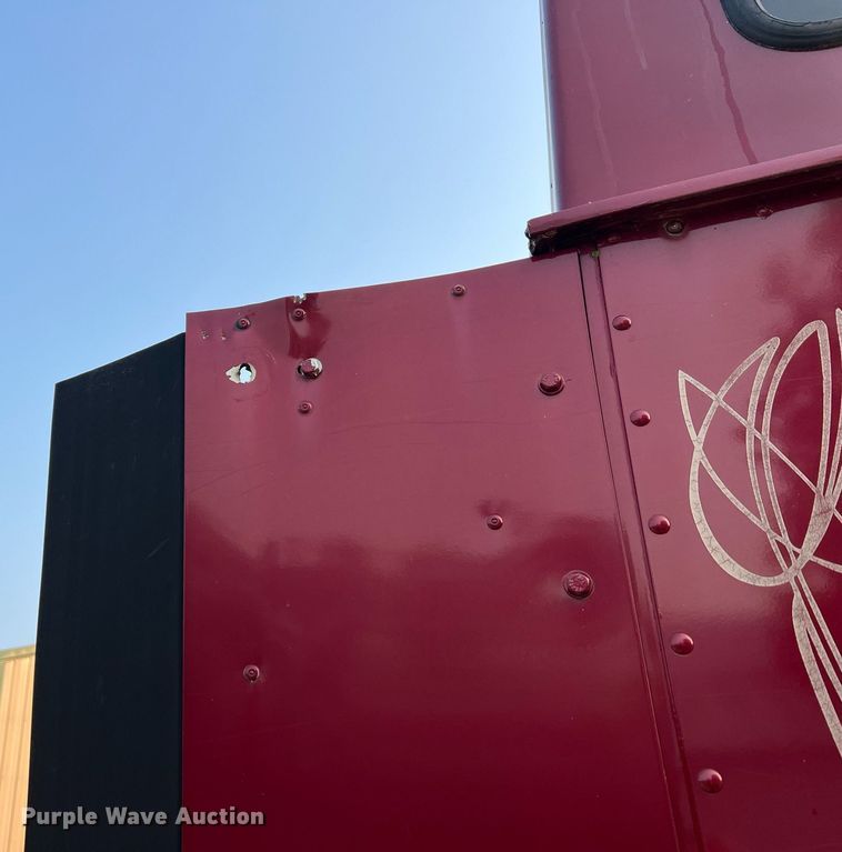 image for item II9150 1999 International 9400  semi truck