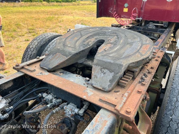 image for item II9150 1999 International 9400  semi truck